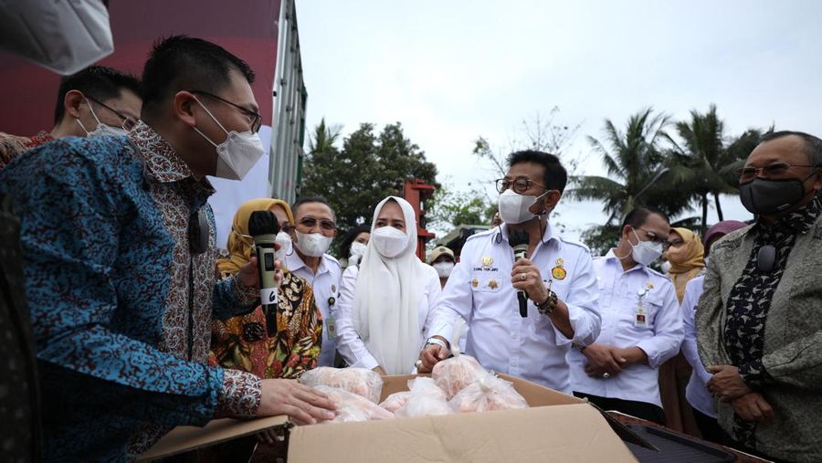 Menteri pertanian RI Syahrul Yasin Limpo melepas ekspor perdana produk unggas daging ayam di Kantor Pusat CPI Ancol, Jakarta, Rabu (13/7/2022). PT Charoen Pokphand Indonesia Tbk (CPIN) melakukan ekspor perdana produk unggasnya ke Singapura sebanyak 50.000 Kg ekspor produk unggas. (CNBC Indonesia/Tri Susilo)