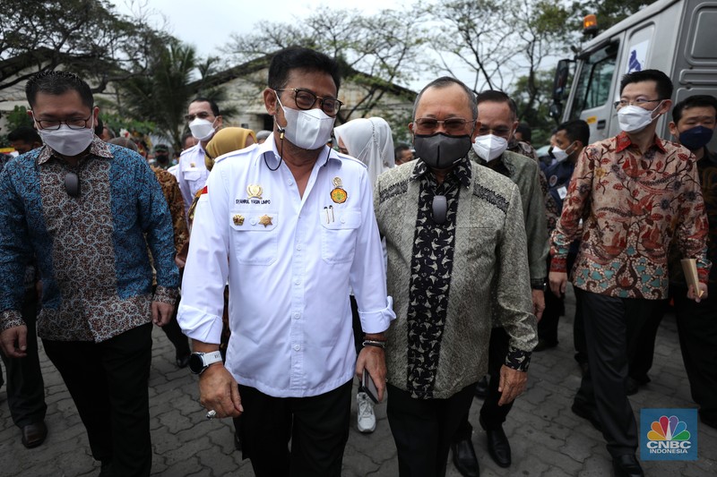 Menteri pertanian RI Syahrul Yasin Limpo melepas ekspor perdana produk unggas daging ayam di Kantor Pusat CPI Ancol, Jakarta, Rabu (13/7/2022). PT Charoen Pokphand Indonesia Tbk (CPIN) melakukan ekspor perdana produk unggasnya ke Singapura sebanyak 50.000 Kg ekspor produk unggas. (CNBC Indonesia/Tri Susilo) Menteri pertanian RI Syahrul Yasin Limpo melepas ekspor perdana produk unggas daging ayam di Kantor Pusat CPI Ancol, Jakarta, Rabu (13/7/2022). PT Charoen Pokphand Indonesia Tbk (CPIN) melakukan ekspor perdana produk unggasnya ke Singapura sebanyak 50.000 Kg ekspor produk unggas. (CNBC Indonesia/Tri Susilo)