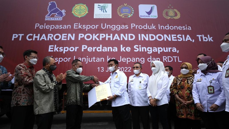 Menteri pertanian RI Syahrul Yasin Limpo melepas ekspor perdana produk unggas daging ayam di Kantor Pusat CPI Ancol, Jakarta, Rabu (13/7/2022). PT Charoen Pokphand Indonesia Tbk (CPIN) melakukan ekspor perdana produk unggasnya ke Singapura sebanyak 50.000 Kg ekspor produk unggas. (CNBC Indonesia/Tri Susilo)