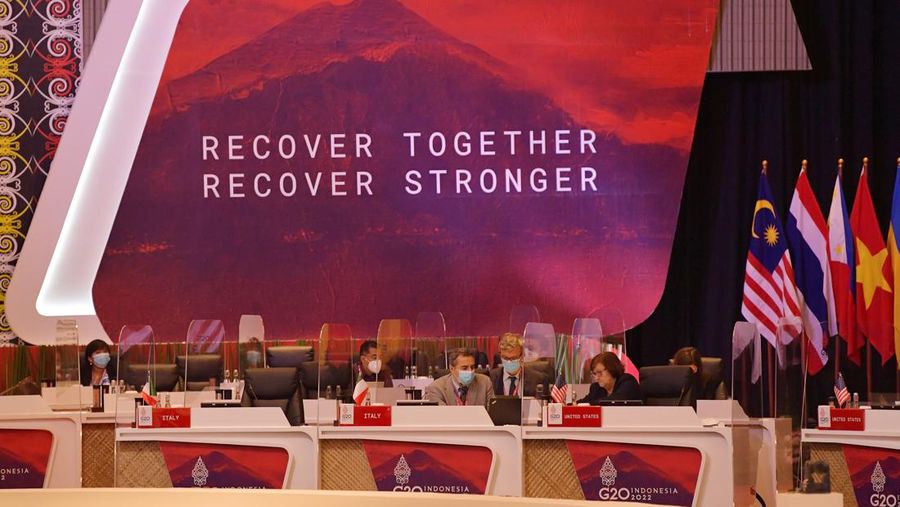 Sejumlah delegasi berbincang sebelum mengikuti Pertemuan Finance and Central Bank Deputies (FCBD) G20 di Nusa Dua, Bali, Rabu (13/7/2022). Pertemuan tersebut berlangsung 13-14 Juli 2022 untuk membahas tujuh agenda utama menyangkut ekonomi global, kesehatan dan keuangan. ANTARA FOTO/POOL/Nyoman Budhiana.