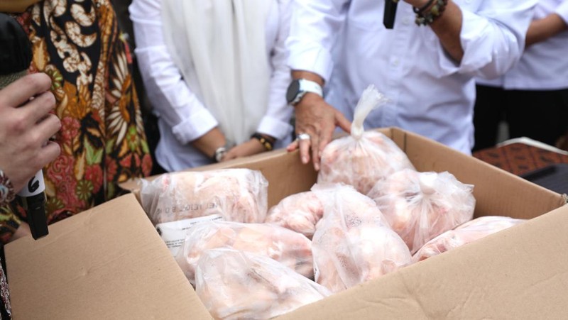 Menteri pertanian RI Syahrul Yasin Limpo melepas ekspor perdana produk unggas daging ayam di Kantor Pusat CPI Ancol, Jakarta, Rabu (13/7/2022). PT Charoen Pokphand Indonesia Tbk (CPIN) melakukan ekspor perdana produk unggasnya ke Singapura sebanyak 50.000 Kg ekspor produk unggas. (CNBC Indonesia/Tri Susilo)