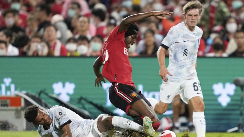 Manchester United Jadon Sancho, left, shoot to score during their pre-season kicks Rajamangala national stadium In Bangkok, Thailand, Tuesday, July 12, 2022. Manchester United beat Liverpool 4-0. (AP Photo/Wason Wanichakorn)