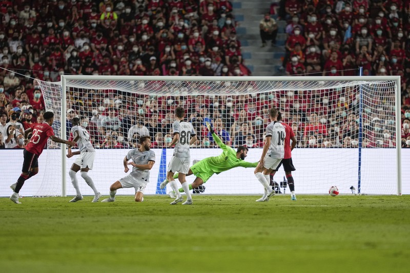 Manchester United Jadon Sancho, left, shoot to score during their pre-season kicks Rajamangala national stadium In Bangkok, Thailand, Tuesday, July 12, 2022. Manchester United beat Liverpool 4-0. (AP Photo/Wason Wanichakorn)