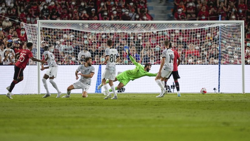 Manchester United Jadon Sancho, left, shoot to score during their pre-season kicks Rajamangala national stadium In Bangkok, Thailand, Tuesday, July 12, 2022. Manchester United beat Liverpool 4-0. (AP Photo/Wason Wanichakorn)