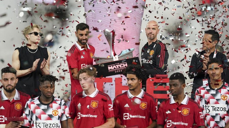 Manchester United Jadon Sancho, left, shoot to score during their pre-season kicks Rajamangala national stadium In Bangkok, Thailand, Tuesday, July 12, 2022. Manchester United beat Liverpool 4-0. (AP Photo/Wason Wanichakorn)