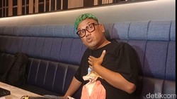 Jelang Pelantikan Jadi Anggota DPR RI, Uya Kuya Bingung Pilih Warna Jas