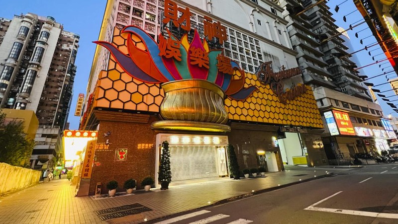 Casino Lisboa is closed in Macao, Monday, July 11, 2022. Streets in the gambling center of Macao were empty Monday after casinos and most other businesses were ordered to close while the Chinese territory near Hong Kong fights a coronavirus outbreak. (AP Photo/Kong)