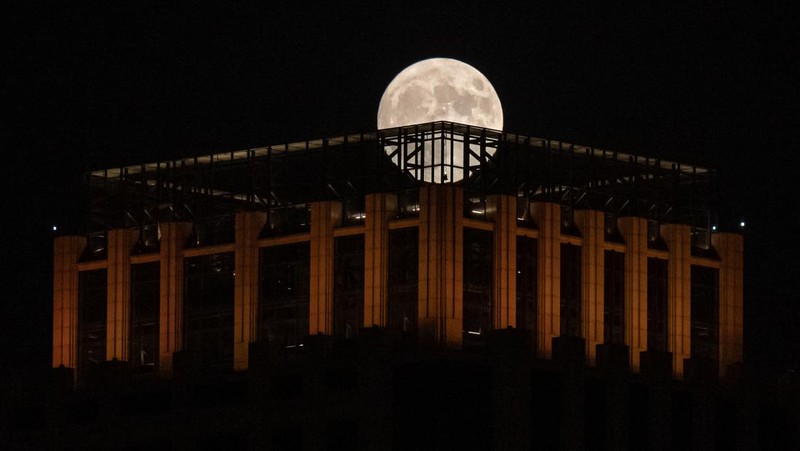 ISTANBUL, TURKIYE  - JULY 13: Super moon rises over Grand Camlica Mosque in Istanbul, Turkiye on July 13, 2022. (Photo by Ali Atmaca/Anadolu Agency via Getty Images)