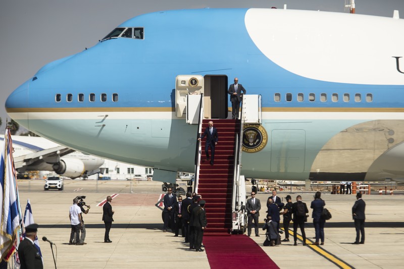 USA-ISRAEL/BIDEN-ARRIVAL Air Force One arrives with U.S. President Joe Biden onboard for a three-day visit, in Lod near in Tel Aviv, Israel, July 13, 2022. REUTERS/Amir Cohen