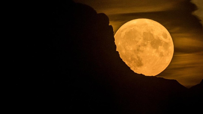 ISTANBUL, TURKIYE  - JULY 13: Super moon rises over Grand Camlica Mosque in Istanbul, Turkiye on July 13, 2022. (Photo by Ali Atmaca/Anadolu Agency via Getty Images)