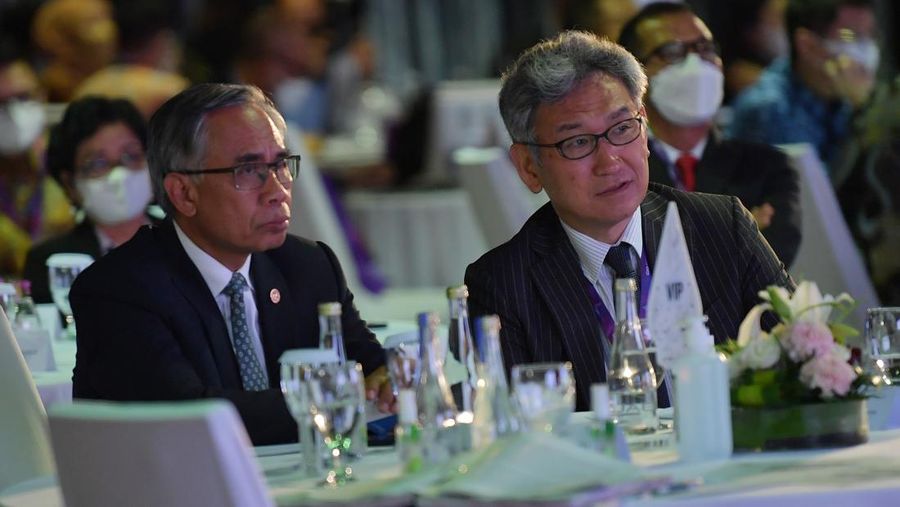 Ketua Otoritas Jasa Keuangan (OJK) Wimboh Santoso (kiri) berbincang dengan Deputy Secretary-General of the OECD, Yoshiki Takeuchi (kanan) dalam G20/OECD Corporate Governance Forum di sela 3rd FMCBG-FCBD G20 di Nusa Dua, Bali, Kamis (14/7/2022). Forum tersebut membahas berbagai hal tentang tata kelola perusahaan. ANTARA FOTO/POOL/Nyoman Budhiana.
