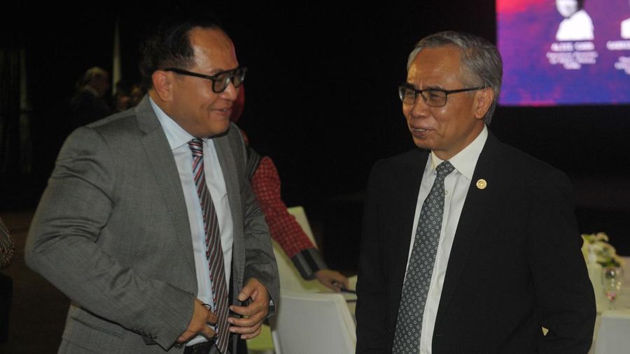 Ketua Otoritas Jasa Keuangan (OJK) Wimboh Santoso (kanan) berbincang dengan Wakil Menteri BUMN Kartika Wirjoatmodjo dalam G20/OECD Corporate Governance Forum di sela 3rd FMCBG-FCBD G20 di Nusa Dua, Bali, Kamis (14/7/2022). Forum tersebut membahas berbagai hal tentang tata kelola perusahaan. ANTARA FOTO/POOL/Nyoman Budhiana.