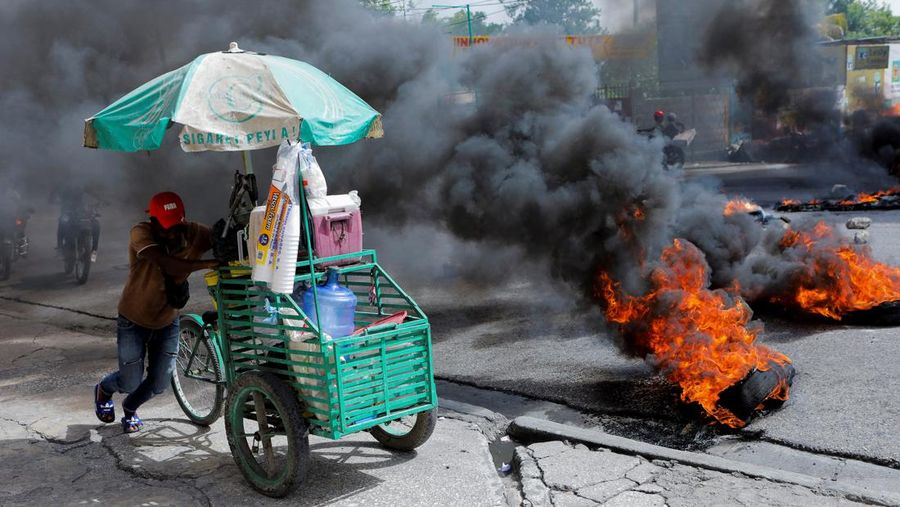 Beberapa barikade didirikan di jalan-jalan Port au Prince untuk memprotes kekurangan bensin di Port Au Prince, Haiti (Anadolu Agency via Getty Images)