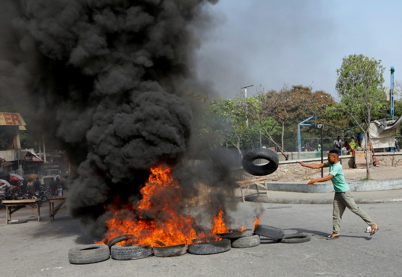 Beberapa barikade didirikan di jalan-jalan Port au Prince untuk memprotes kekurangan bensin di Port Au Prince, Haiti (Anadolu Agency via Getty Images)