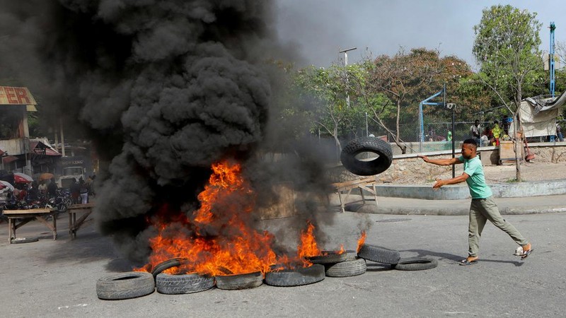 Beberapa barikade didirikan di jalan-jalan Port au Prince untuk memprotes kekurangan bensin di Port Au Prince, Haiti (Anadolu Agency via Getty Images)