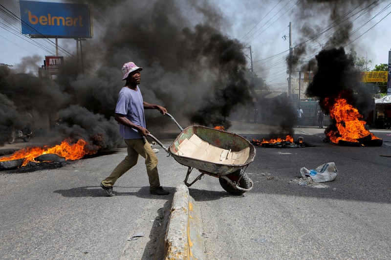 Beberapa barikade didirikan di jalan-jalan Port au Prince untuk memprotes kekurangan bensin di Port Au Prince, Haiti (Anadolu Agency via Getty Images)
