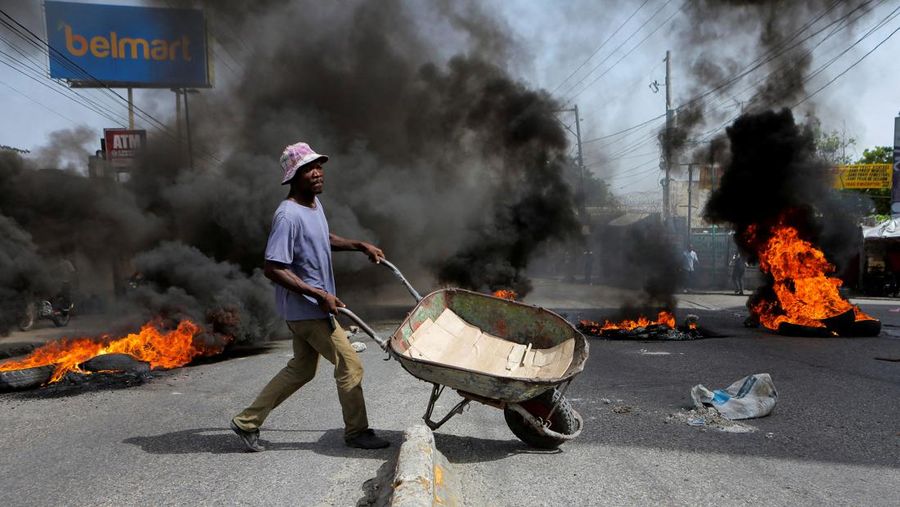 Beberapa barikade didirikan di jalan-jalan Port au Prince untuk memprotes kekurangan bensin di Port Au Prince, Haiti (Anadolu Agency via Getty Images)