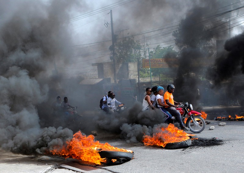 Beberapa barikade didirikan di jalan-jalan Port au Prince untuk memprotes kekurangan bensin di Port Au Prince, Haiti (Anadolu Agency via Getty Images)