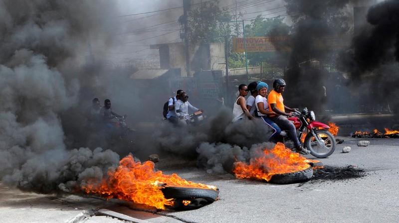 Beberapa barikade didirikan di jalan-jalan Port au Prince untuk memprotes kekurangan bensin di Port Au Prince, Haiti (Anadolu Agency via Getty Images)