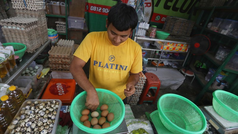 Pedagang melayani pembeli telur ayam di kawasan Pejaten, Jakarta Selatan, Kamis (14/7/2022). Harga telur terpantau masih mahal dan belum kembali ke posisi tahun 2021. (CNBC Indonesia/Andrean Kristianto) Pedagang melayani pembeli telur ayam di kawasan Pejaten, Jakarta Selatan, Kamis (14/7/2022). Harga telur terpantau masih mahal dan belum kembali ke posisi tahun 2021. (CNBC Indonesia/Andrean Kristianto)