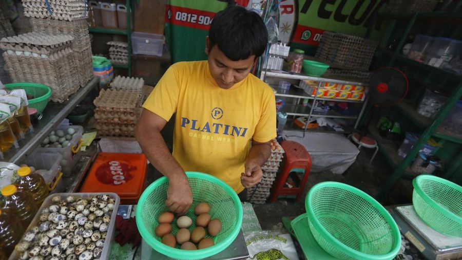 Pedagang melayani pembeli telur ayam di kawasan Pejaten, Jakarta Selatan,  Kamis (14/7/2022). Harga telur  terpantau masih mahal dan belum kembali ke posisi tahun 2021. (CNBC Indonesia/Andrean Kristianto)