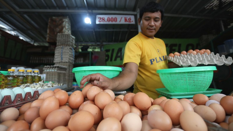 Pedagang melayani pembeli telur ayam di kawasan Pejaten, Jakarta Selatan,  Kamis (14/7/2022). Harga telur  terpantau masih mahal dan belum kembali ke posisi tahun 2021. (CNBC Indonesia/Andrean Kristianto)