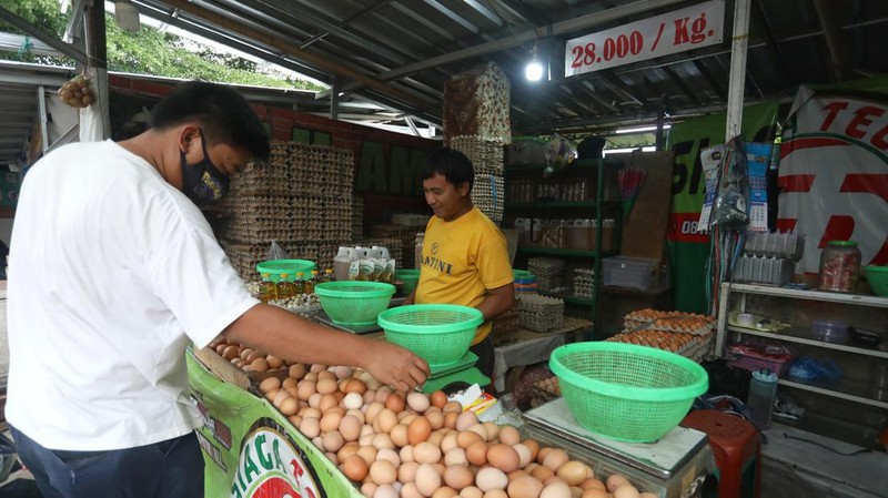 Pedagang melayani pembeli telur ayam di kawasan Pejaten, Jakarta Selatan,  Kamis (14/7/2022). Harga telur  terpantau masih mahal dan belum kembali ke posisi tahun 2021. (CNBC Indonesia/Andrean Kristianto)
