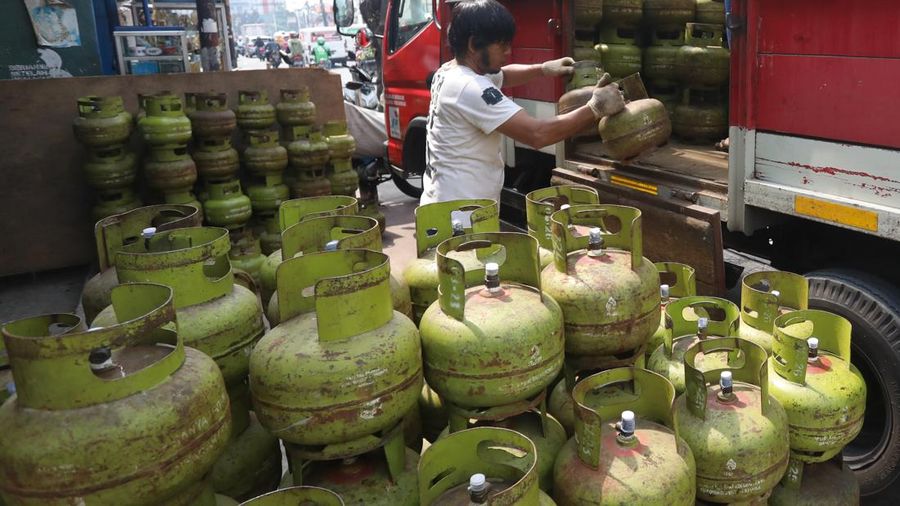 Pekerja melakukan bongkar muat tabung LPG (Liquefied Petroleum Gas) 3 Kg atau gas melon di kawasan Cililitan, Jakarta Kamis (14/7/2022).