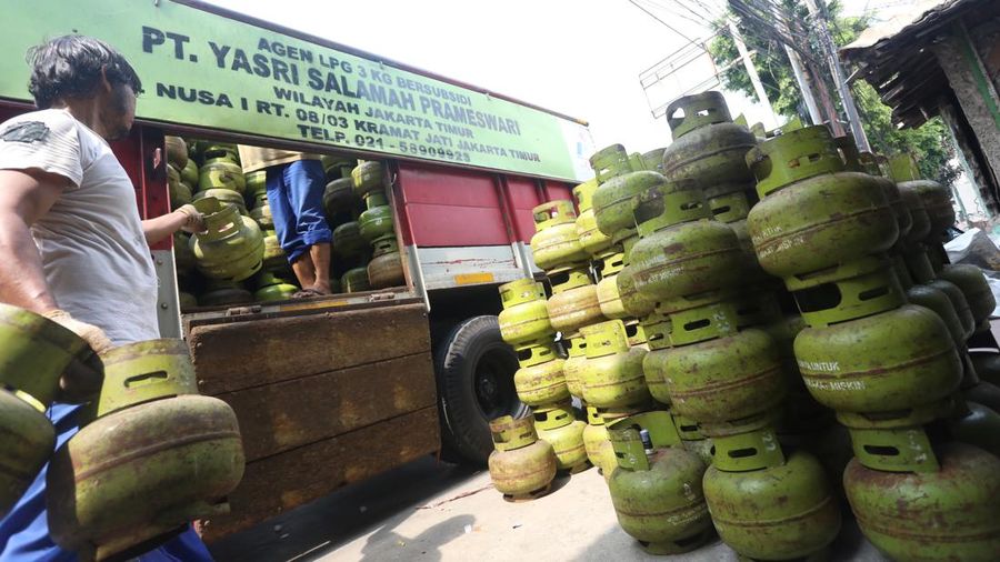 Pekerja melakukan bongkar muat tabung LPG (Liquefied Petroleum Gas) 3 Kg atau gas melon di kawasan Cililitan, Jakarta Kamis (14/7/2022).