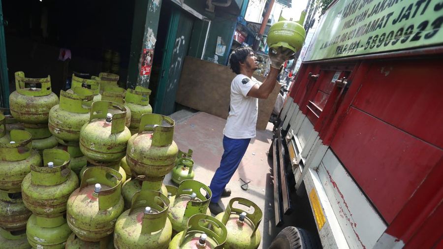 Pekerja melakukan bongkar muat tabung LPG (Liquefied Petroleum Gas) 3 Kg atau gas melon di kawasan Cililitan, Jakarta Kamis (14/7/2022).