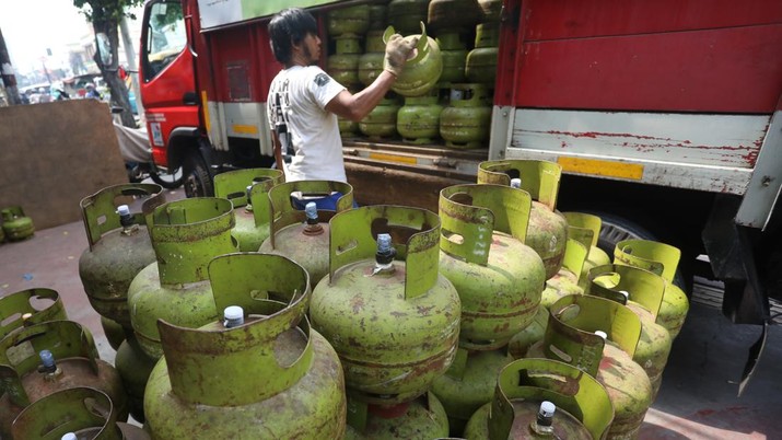 Pekerja melakukan bongkar muat tabung LPG (Liquefied Petroleum Gas) 3 Kg alias gas melon di area Cililitan, Jakarta Kamis (14/7/2022).