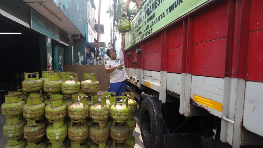 Pekerja melakukan bongkar muat tabung LPG (Liquefied Petroleum Gas) 3 Kg atau gas melon di kawasan Cililitan, Jakarta Kamis (14/7/2022).
