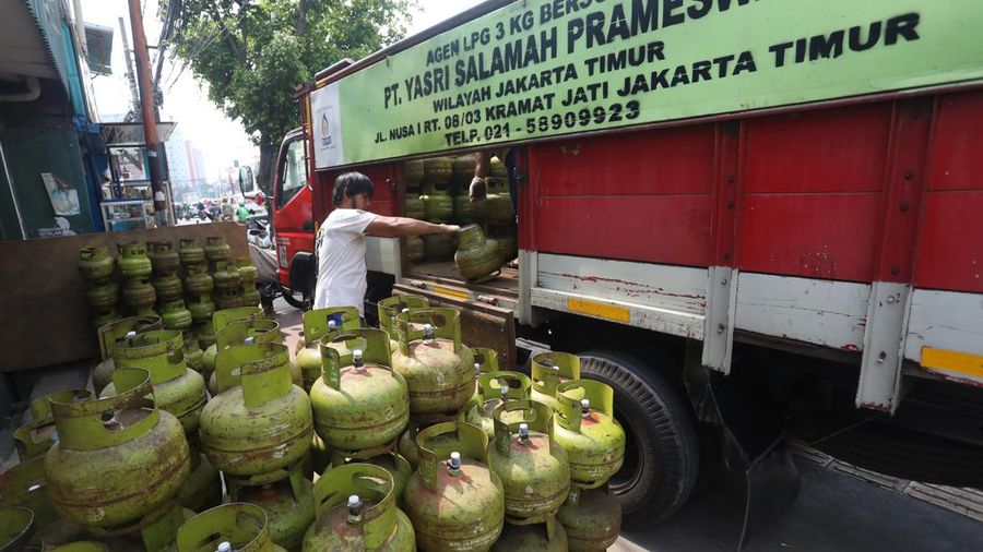 Pekerja melakukan bongkar muat tabung LPG (Liquefied Petroleum Gas) 3 Kg atau gas melon di kawasan Cililitan, Jakarta Kamis (14/7/2022).