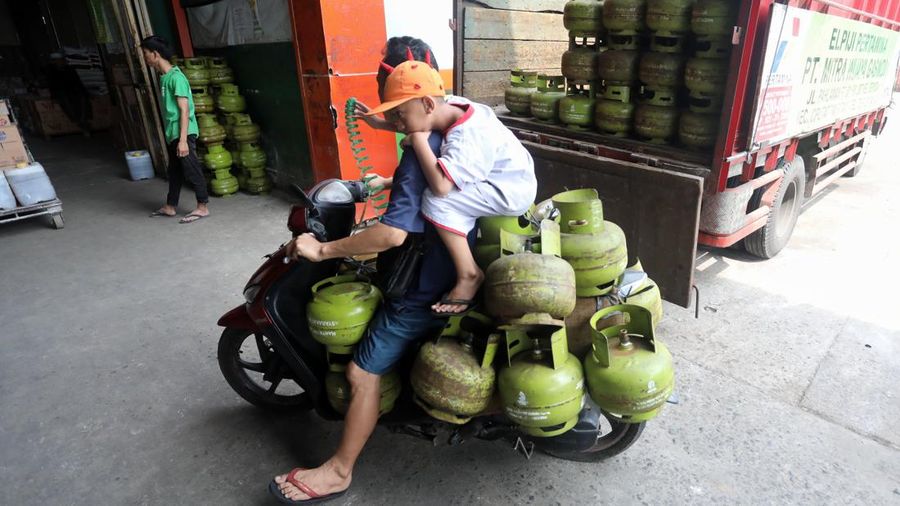 Pekerja melakukan bongkar muat tabung LPG (Liquefied Petroleum Gas) 3 Kg atau gas melon di kawasan Ciputat, Tangerang Selatan, Kamis (14/7/2022). (²©²ÊÍøÕ¾/Tri Susilo)