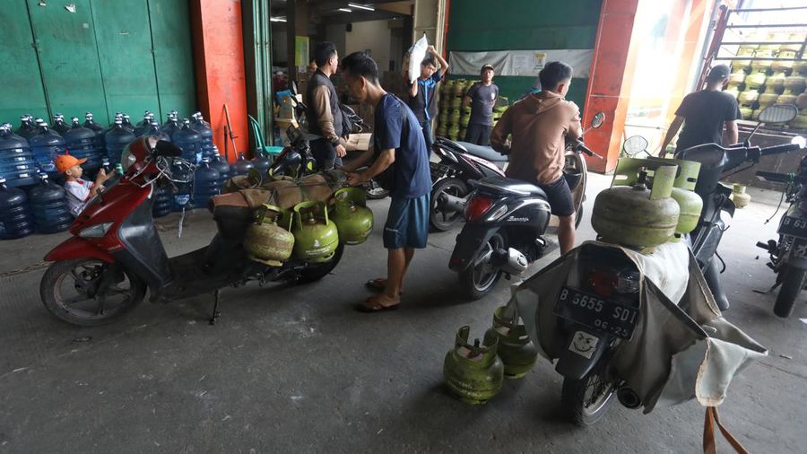 Pekerja melakukan bongkar muat tabung LPG (Liquefied Petroleum Gas) 3 Kg atau gas melon di kawasan Ciputat, Tangerang Selatan, Kamis (14/7/2022). (CNBC Indonesia/Tri Susilo)