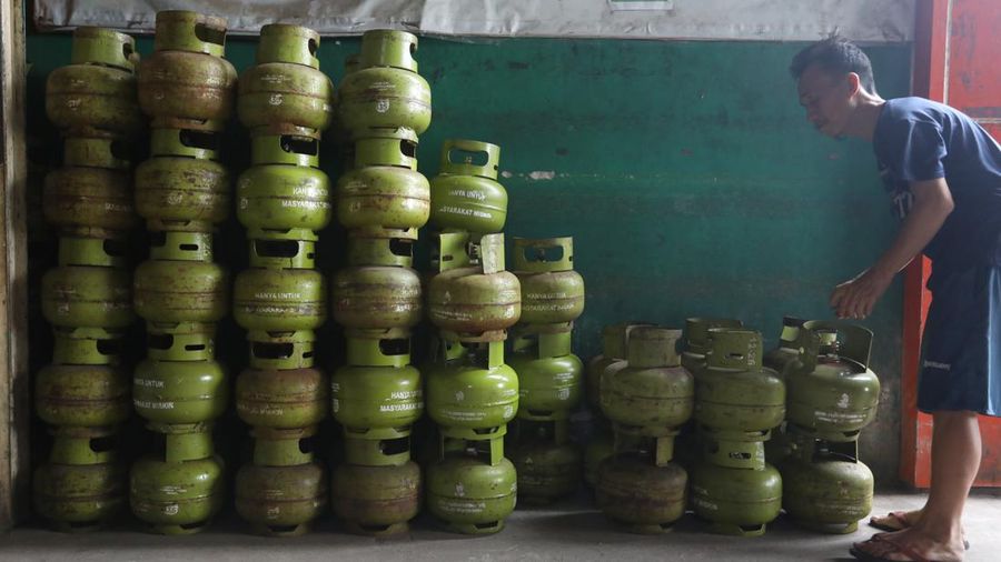 Pekerja melakukan bongkar muat tabung LPG (Liquefied Petroleum Gas) 3 Kg atau gas melon di kawasan Ciputat, Tangerang Selatan, Kamis (14/7/2022). (²©²ÊÍøÕ¾/Tri Susilo)