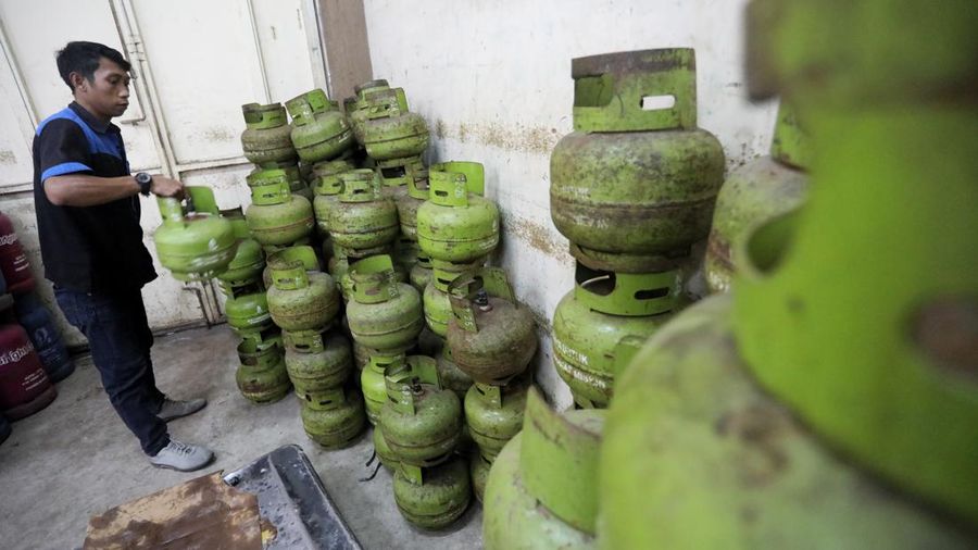 Pekerja melakukan bongkar muat tabung LPG (Liquefied Petroleum Gas) 3 Kg atau gas melon di kawasan Ciputat, Tangerang Selatan, Kamis (14/7/2022). (CNBC Indonesia/Tri Susilo)