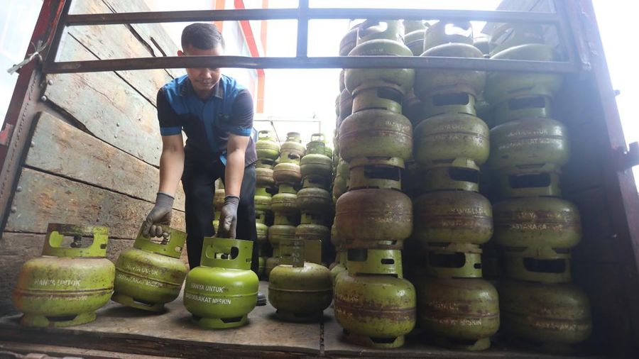 Pekerja melakukan bongkar muat tabung LPG (Liquefied Petroleum Gas) 3 Kg atau gas melon di kawasan Ciputat, Tangerang Selatan, Kamis (14/7/2022). (CNBC Indonesia/Tri Susilo)