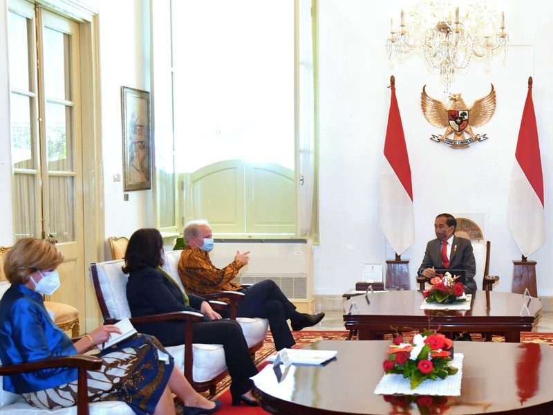 Presiden Joko Widodo menerima delegasi Bank Dunia di Istana Merdeka, Jakarta, pada Kamis, 14 Juli 2022. Delegasi yang hadir yakni Axel van Trotsenburg selaku Managing Director of Operations, Manuela V. Ferro selaku Regional Vice President East Asia and Pacific, serta Satu Kahkonen selaku Country Director Indonesia and Timor-Leste. (Biro Setpres RI)