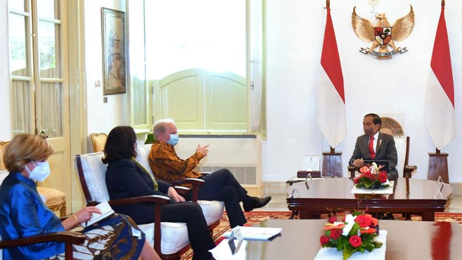 Presiden Joko Widodo menerima delegasi Bank Dunia di Istana Merdeka, Jakarta, pada Kamis, 14 Juli 2022. Delegasi yang hadir yakni Axel van Trotsenburg selaku Managing Director of Operations, Manuela V. Ferro selaku Regional Vice President East Asia and Pacific, serta Satu Kahkonen selaku Country Director Indonesia and Timor-Leste. (Biro Setpres RI)