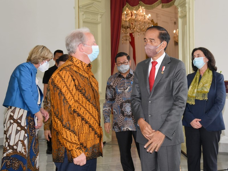 Presiden Joko Widodo menerima delegasi Bank Dunia di Istana Merdeka, Jakarta, pada Kamis, 14 Juli 2022. Delegasi yang hadir yakni Axel van Trotsenburg selaku Managing Director of Operations, Manuela V. Ferro selaku Regional Vice President East Asia and Pacific, serta Satu Kahkonen selaku Country Director Indonesia and Timor-Leste. (Biro Setpres RI)