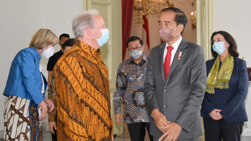 Presiden Joko Widodo menerima delegasi Bank Dunia di Istana Merdeka, Jakarta, pada Kamis, 14 Juli 2022. Delegasi yang hadir yakni Axel van Trotsenburg selaku Managing Director of Operations, Manuela V. Ferro selaku Regional Vice President East Asia and Pacific, serta Satu Kahkonen selaku Country Director Indonesia and Timor-Leste. (Biro Setpres RI)