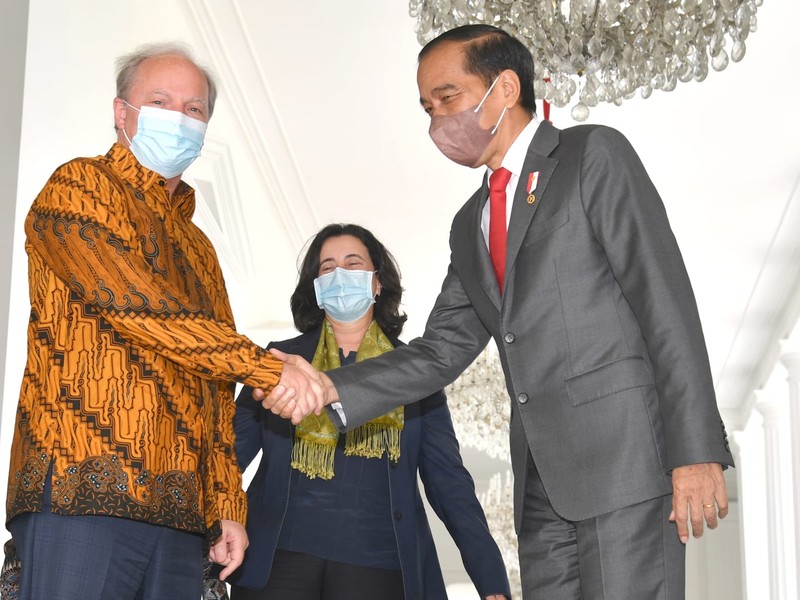 Presiden Joko Widodo menerima delegasi Bank Dunia di Istana Merdeka, Jakarta, pada Kamis, 14 Juli 2022. Delegasi yang hadir yakni Axel van Trotsenburg selaku Managing Director of Operations, Manuela V. Ferro selaku Regional Vice President East Asia and Pacific, serta Satu Kahkonen selaku Country Director Indonesia and Timor-Leste. (Biro Setpres RI) Presiden Joko Widodo menerima delegasi Bank Dunia di Istana Merdeka, Jakarta, pada Kamis, 14 Juli 2022. Delegasi yang hadir yakni Axel van Trotsenburg selaku Managing Director of Operations, Manuela V. Ferro selaku Regional Vice President East Asia and Pacific, serta Satu Kahkonen selaku Country Director Indonesia and Timor-Leste. (Biro Setpres RI)