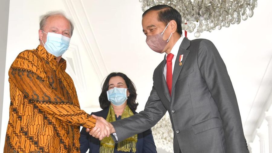Presiden Joko Widodo menerima delegasi Bank Dunia di Istana Merdeka, Jakarta, pada Kamis, 14 Juli 2022. Delegasi yang hadir yakni Axel van Trotsenburg selaku Managing Director of Operations, Manuela V. Ferro selaku Regional Vice President East Asia and Pacific, serta Satu Kahkonen selaku Country Director Indonesia and Timor-Leste. (Biro Setpres RI)