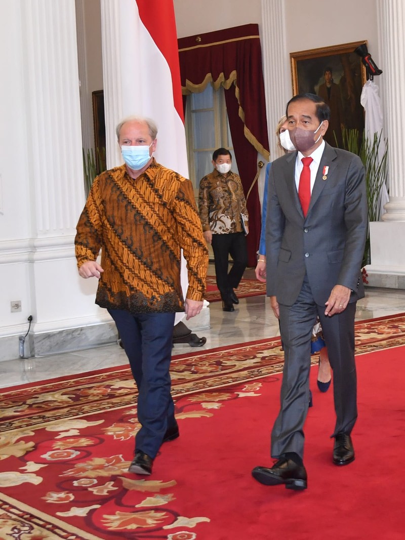 Presiden Joko Widodo menerima delegasi Bank Dunia di Istana Merdeka, Jakarta, pada Kamis, 14 Juli 2022. Delegasi yang hadir yakni Axel van Trotsenburg selaku Managing Director of Operations, Manuela V. Ferro selaku Regional Vice President East Asia and Pacific, serta Satu Kahkonen selaku Country Director Indonesia and Timor-Leste. (Biro Setpres RI)