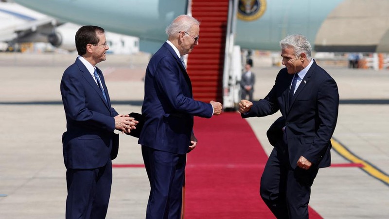 Air Force One arrives with U.S. President Joe Biden onboard for a three-day visit, in Lod near in Tel Aviv, Israel, July 13, 2022. REUTERS/Amir Cohen