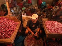 Geger Harga Bawang Merah 'Meledak' Parah, Pedagang & Emak-Emak Ngamuk