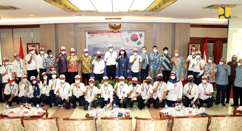 Direktur Jenderal (Dirjen) Cipta Karya Kementerian PUPR Diana Kusumastuti dan Kepala BPSDM Kementerian PUPR Khalawi Abdul Hamid mewakili Menteri PUPR Basuki Hadimuljono melepas peserta Pelatihan Program For Invitational Training: Strengthening The Capacity of Planning and Implementing Smart Cities In Indonesia di Korea Selatan pada Jumat (15/7/2022) di Ruang Sapta Taruna Kementerian PUPR, Jakarta. (PUPR) Direktur Jenderal (Dirjen) Cipta Karya Kementerian PUPR Diana Kusumastuti dan Kepala BPSDM Kementerian PUPR Khalawi Abdul Hamid mewakili Menteri PUPR Basuki Hadimuljono melepas peserta Pelatihan Program For Invitational Training: Strengthening The Capacity of Planning and Implementing Smart Cities In Indonesia di Korea Selatan pada Jumat (15/7/2022) di Ruang Sapta Taruna Kementerian PUPR, Jakarta. (PUPR)