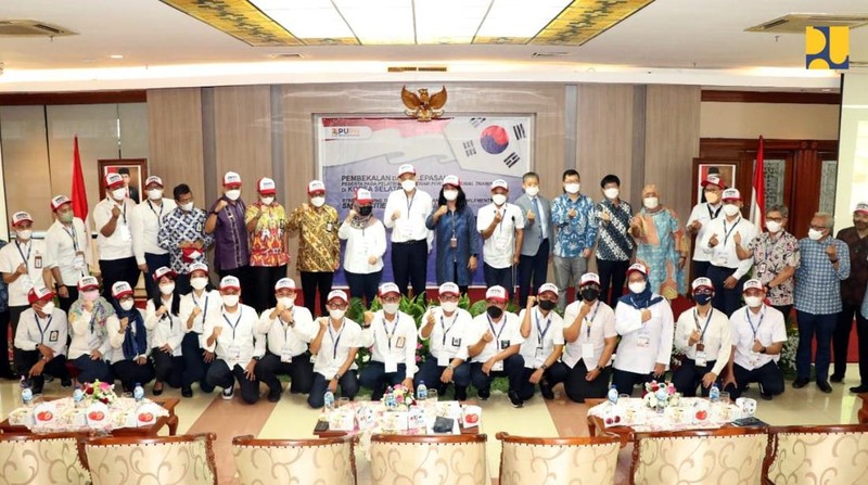 Direktur Jenderal (Dirjen) Cipta Karya Kementerian PUPR Diana Kusumastuti dan Kepala BPSDM Kementerian PUPR Khalawi Abdul Hamid mewakili Menteri PUPR Basuki Hadimuljono melepas peserta Pelatihan Program For Invitational Training: Strengthening The Capacity of Planning and Implementing Smart Cities In Indonesia di Korea Selatan pada Jumat (15/7/2022) di Ruang Sapta Taruna Kementerian PUPR, Jakarta. (PUPR)