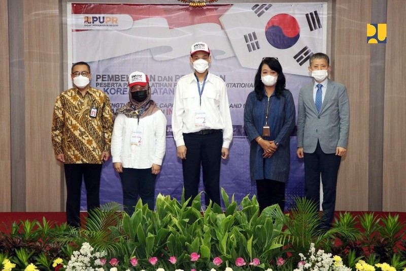 Direktur Jenderal (Dirjen) Cipta Karya Kementerian PUPR Diana Kusumastuti dan Kepala BPSDM Kementerian PUPR Khalawi Abdul Hamid mewakili Menteri PUPR Basuki Hadimuljono melepas peserta Pelatihan Program For Invitational Training: Strengthening The Capacity of Planning and Implementing Smart Cities In Indonesia di Korea Selatan pada Jumat (15/7/2022) di Ruang Sapta Taruna Kementerian PUPR, Jakarta. (PUPR) Direktur Jenderal (Dirjen) Cipta Karya Kementerian PUPR Diana Kusumastuti dan Kepala BPSDM Kementerian PUPR Khalawi Abdul Hamid mewakili Menteri PUPR Basuki Hadimuljono melepas peserta Pelatihan Program For Invitational Training: Strengthening The Capacity of Planning and Implementing Smart Cities In Indonesia di Korea Selatan pada Jumat (15/7/2022) di Ruang Sapta Taruna Kementerian PUPR, Jakarta. (PUPR)
